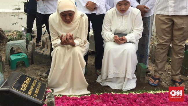 Calon Gubernur Jawa Timur Khofifah Indar Parawansa menyempatkan diri berziarah ke makam orang tua dan suami sebelum pencoblosan.