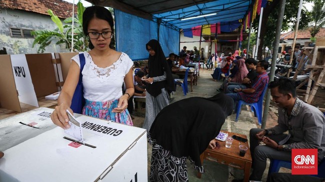 Hasil rapat KPU dengan DPR menyepakati pemilih yang tak masuk DPT bisa mencoblos dengan menggunakan e-KTP pada sisa satu jam sebelum penutupan TPS.
