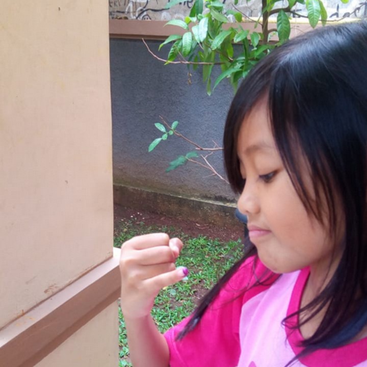 <p>Nak, kenapa tinta di kelingkingnya dilihatin? (Foto: Instagram/@m_juhanita)  </p>