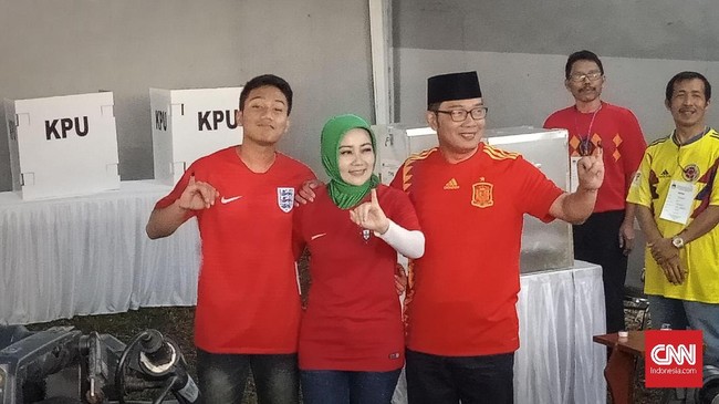 Calon gubernur Jawa Barat Ridwan Kamil menggowes sepeda untuk memantau proses penyelenggaraan pilkada. Sebelum mencoblos, dia sempat sungkem kepada orang tua.