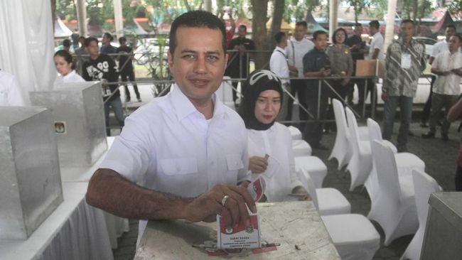Polisi Buru Penyebar Video Penggeledahan Adik Wagub Sumut Seseorang wanita merekam video penggeledahan polisi dan menuding berkaitan dengan Pilpres 2019 karena keluarganya enggan memilih Jokowi-Ma'ruf di pilpres.