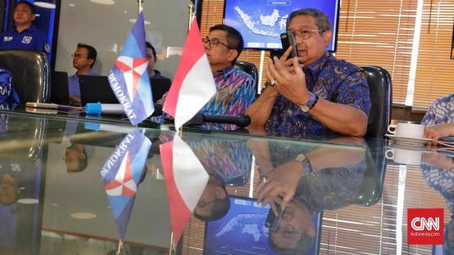 Setelah menelepon cagub Jatim Khofifah Indar Parawansa yang unggul dalam quick count, SBY berlanjut menelepon cagub Sumut Edy Rahmayadi yang juga unggul.