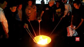 VIDEO: KPUD Cirebon Bakar Ribuan Surat Suara yang Berlebih