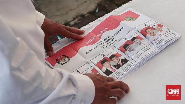 Proses penghitungan surat suara oleh petugas TPS Kampung Pilkada, Sawangan Depok. Rabu, 27 Juni 2018. CNN Indonesia/Andry Novelino