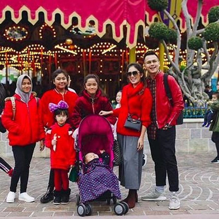 <p>Ussy dan keluarga kompak pakai baju nuansa merah saat jalan-jalan ke Causeway Bay, Hong Kong. (Foto: Instagram @ussypratama)</p>