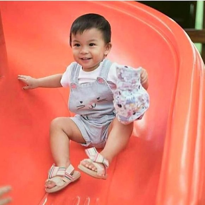 <p> Senang banget nih main perosotan. (Foto: Instagram @natusha.olivia.linskie)</p>