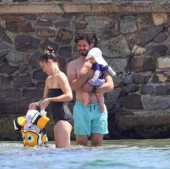 <p>Pangeran Carl Philip dari Swedia dan keluarga sedang asyuk berlibur ke Pantai Sainte Maxime, Prancis. (Foto: Instagram @princessofiafamily)</p>