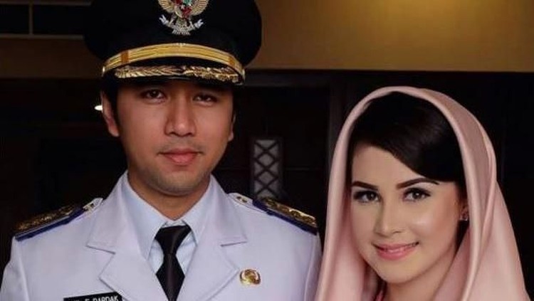 Bikin baper, begini cara Emil Dardak romantis pada Arumi Bachsin.