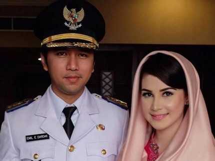 Baper Abis! Wagub Emil Dardak Nyanyikan Lagu Romantis untuk Istri