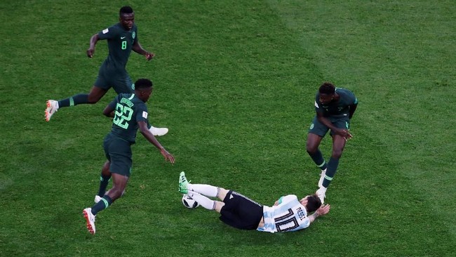 Lionel Messi meyakini Tuhan akan membantu Argentina untuk lolos. Hanya saja ia tak menyangka Argentina akan sering menderita di awal Piala Dunia 2018.