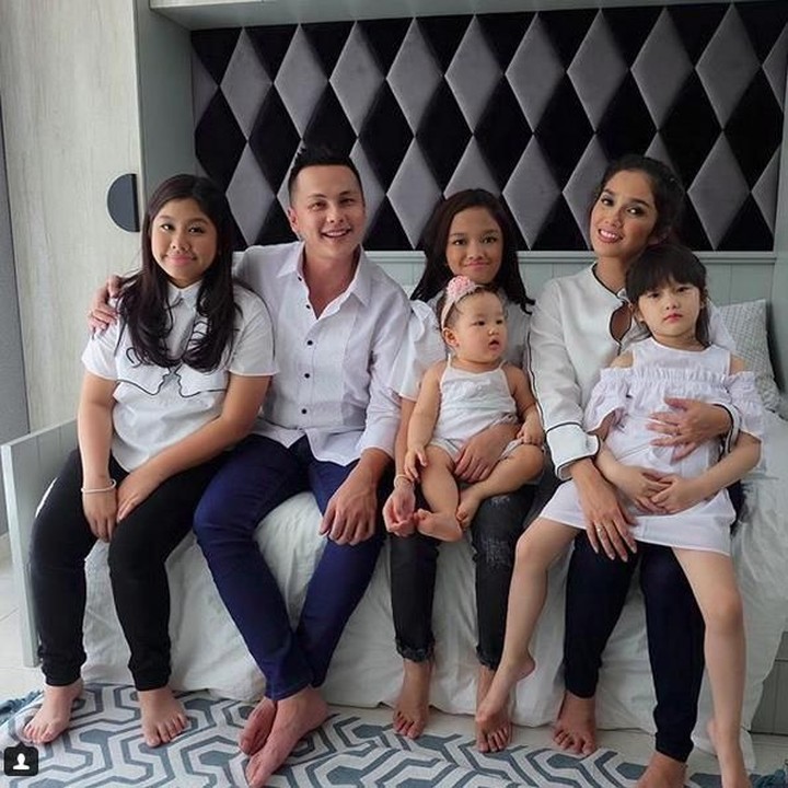 <p> Ini saat syuting untuk video klip. Hmm, oke juga gayanya untuk konsep foto keluarga. (Foto: Instagram @ussypratama)</p>