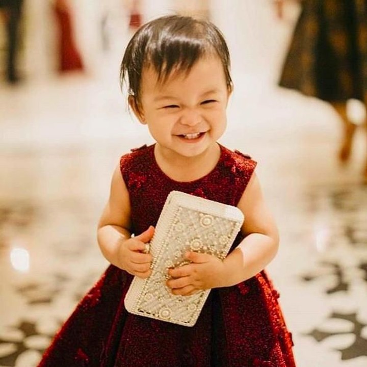 <p> Lihat deh, Bun, senyuman gadis kecil ini manis banget kan? (Foto: Instagram @natusha.olivia.linskie)</p>