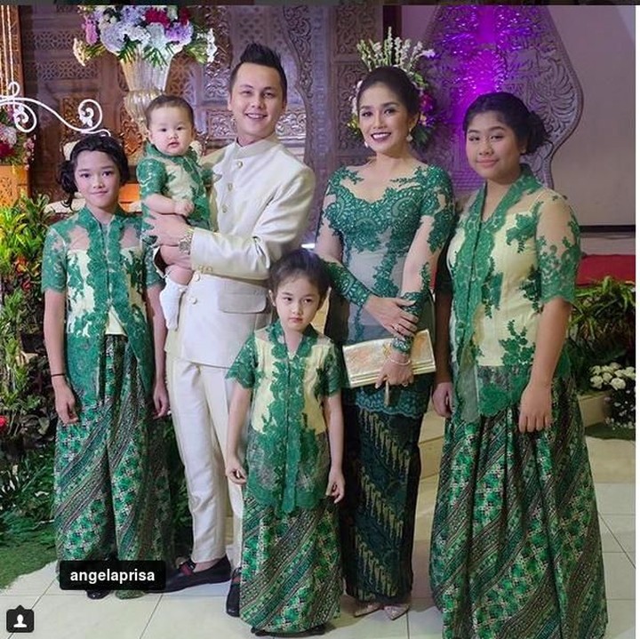 <p>Ussy dan putri-putrinya mengenakan baju kebaya warna hijau di pesta pernikahan. Cantik-cantik semua ya. (Foto: Instagram @ussypratama)</p>