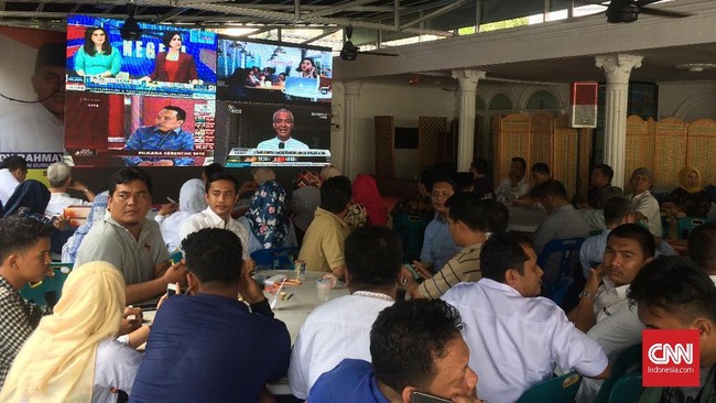 Pasangan Edy Rahmayadi-Musa Rajeksah unggul hitung sementara sejumlah lembaga. Para pendukung Edy-Ijek berkumpul merayakan kemenangan.