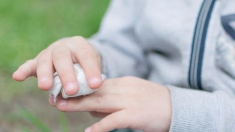 Mitu Baby memahami dilema bunda yang ingin membebaskan si kecil bermain namun khawatir akan kuman di lingkungan sekitar mereka&period;