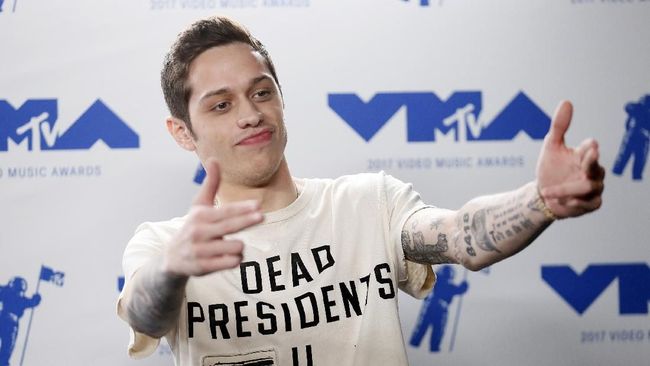 Pete Davidson disebut kini memiliki 'dating apps' untuk memulai mencari sosok pengganti Ariana Grande.