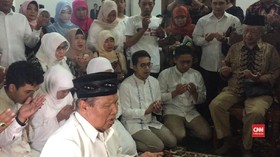 VIDEO: Khofifah Sujud Syukur Menang Versi Quick Count