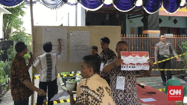 Pasangan Sudrajat-Ahmad Syaikhu menang telak di tempat tinggal Syaikhu di RW 19, Jatimakmur, Bekasi, sedangkan pasangan Rindu menempati posisi dua.