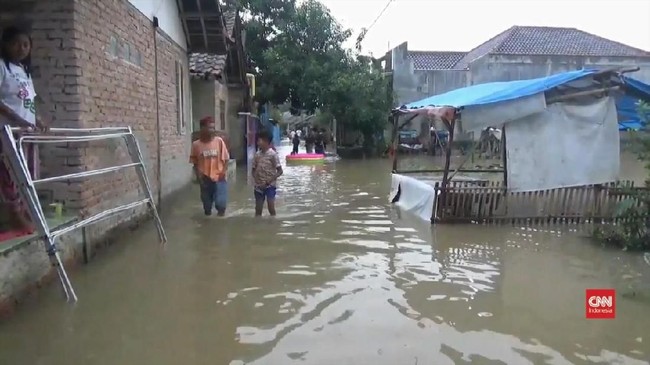 Banjir masih merendam rumah warga imbas luapan rob dan intensitas hujan lebat di wilayah Kabupaten subang, Kamis (4/12) kemarin.