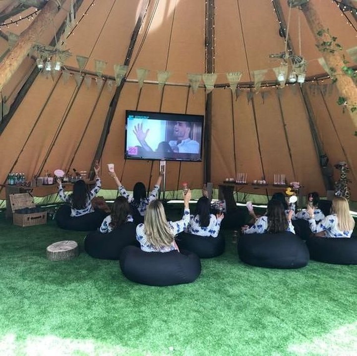 Di pesta, para tamu undangan memakai piyama yang matching dan menonton TV. (Foto: Instagram @katigoodersxx)