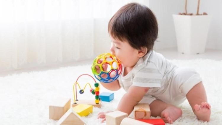 Bunda bisa memberinya mainan yang sesuai usianya sehingga akan aman dimainkan&period; Selain itu&comma; mainan yang tepat untuk si kecil bisa menstimulasi kecerdasannya&period;