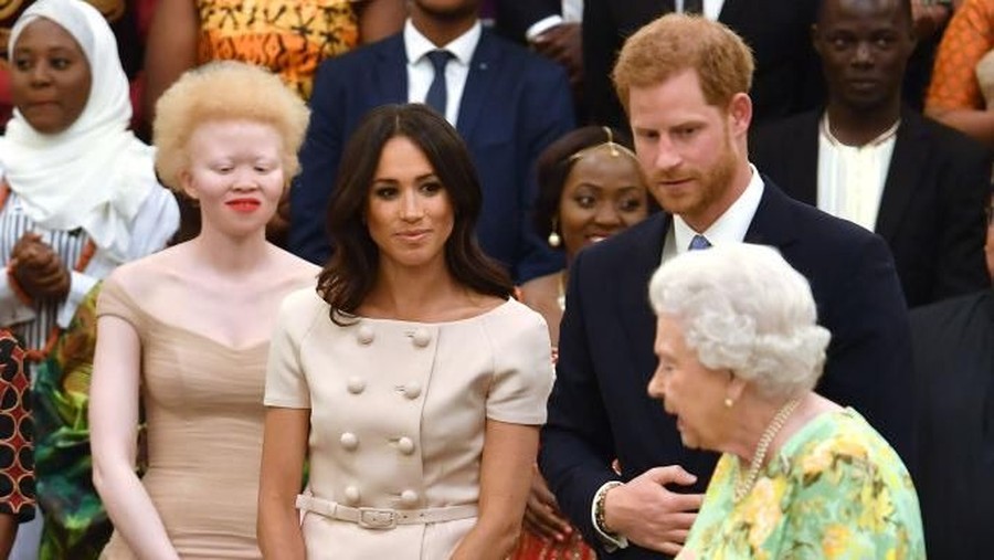 Meghan Markle Duduk Silang LONDON, ENGLAND - JUNE 26: Prince Harry, Duke of Sussex and Meghan, Duchess of Sussex at the Queen's Young Leaders Awards Ceremony at Buckingham Palace on June 26, 2018 in London, England. The Queen's Young Leaders Programme, now in its fourth and final year, celebrates the achievements of young people from across the Commonwealth working to improve the lives of people across a diverse range of issues including supporting people living with mental health problems, access to education, promoting gender equality, food scarcity and climate change. (Photo by John Stillwell - WPA Pool/Getty Images)