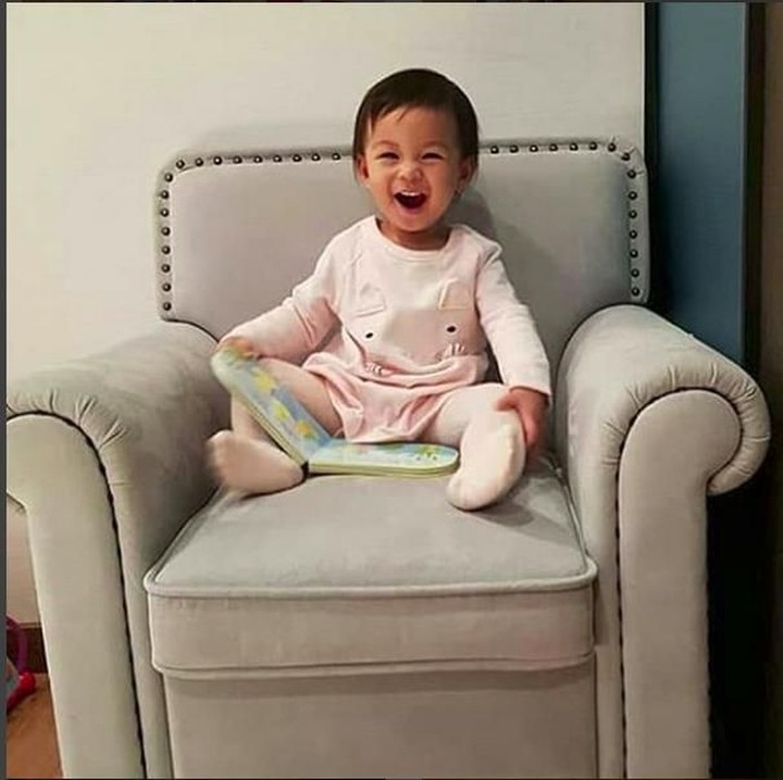 <p>Sepertinya tertawa karena cerita di buku ya, Nak? (Foto: Instagram @natusha.olivia.linskie)</p>