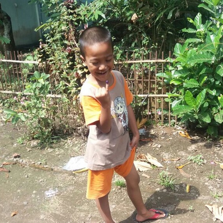 <p>Happy-nya bocah laki-laki ini setelah 'nyoblos'. (Foto: Instagram/@nafwara)  </p>
