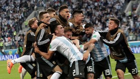 FOTO: Timnas Argentina Susah Payah ke 16 Besar Piala Dunia