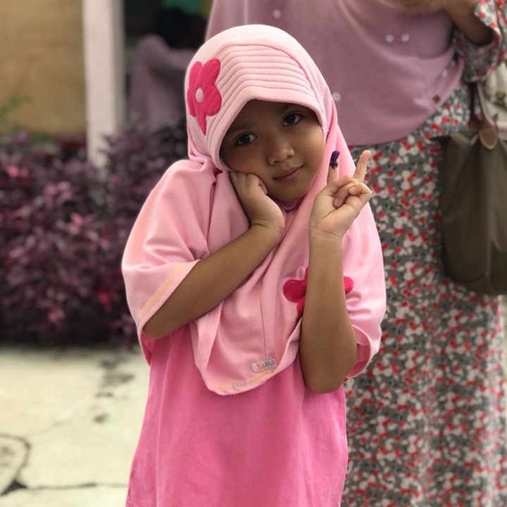 <p>Antimainstream! Biasanya yang dicelup ke tinta itu kelingking, nah ini yang dicelup  telunjuk. Hi-hi-hi. (Foto: Instagram/@asri.ed)</p>