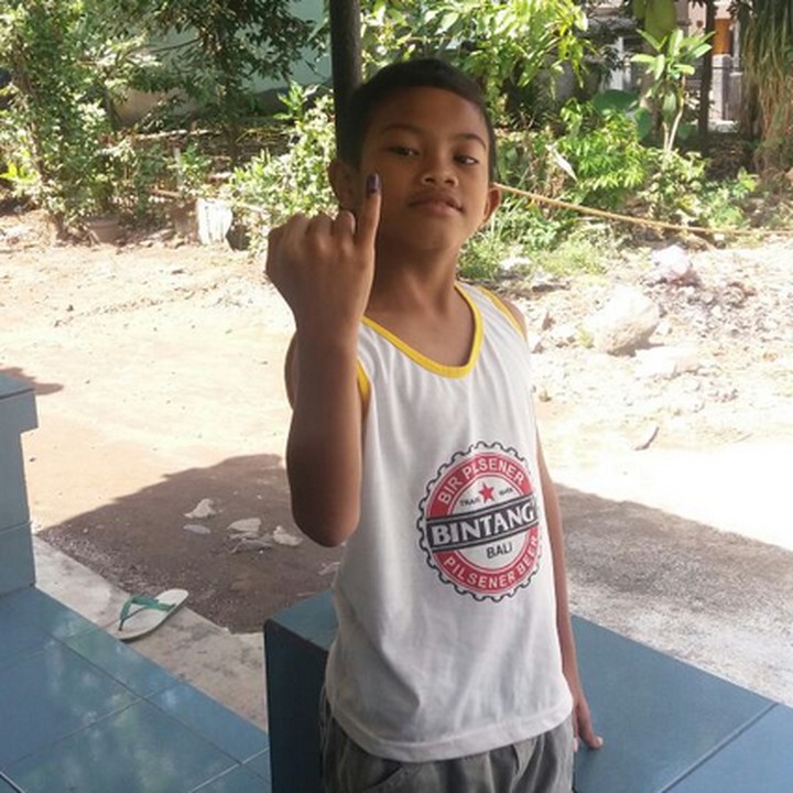 <p> Walaupun belum punya hak pilih, yang penting bisa 'nyoblos' ya, Nak? He-he-he. (Foto: Instagram/@dhyandhyun)  </p>