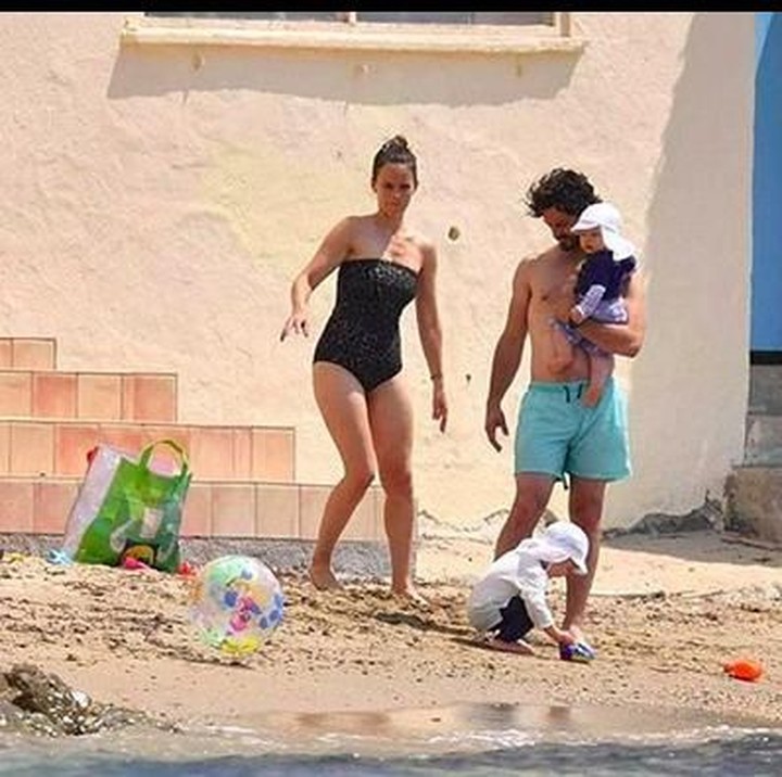 <p>Mereka bermain pasir di pinggir pantai. (Foto: Instagram @princessofiafamily)</p>