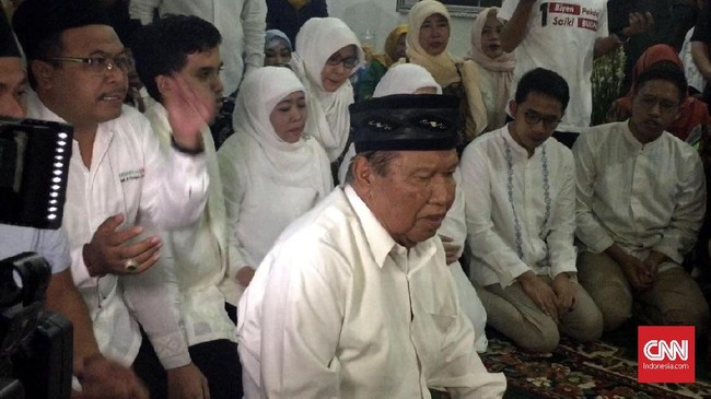 Cagub Jatim Khofifah melakukan sujud syukur diikuti keluarga dan para pendukungnya yang berkumpul di kediaman cagub nomor 1 di Jatim tersebut.