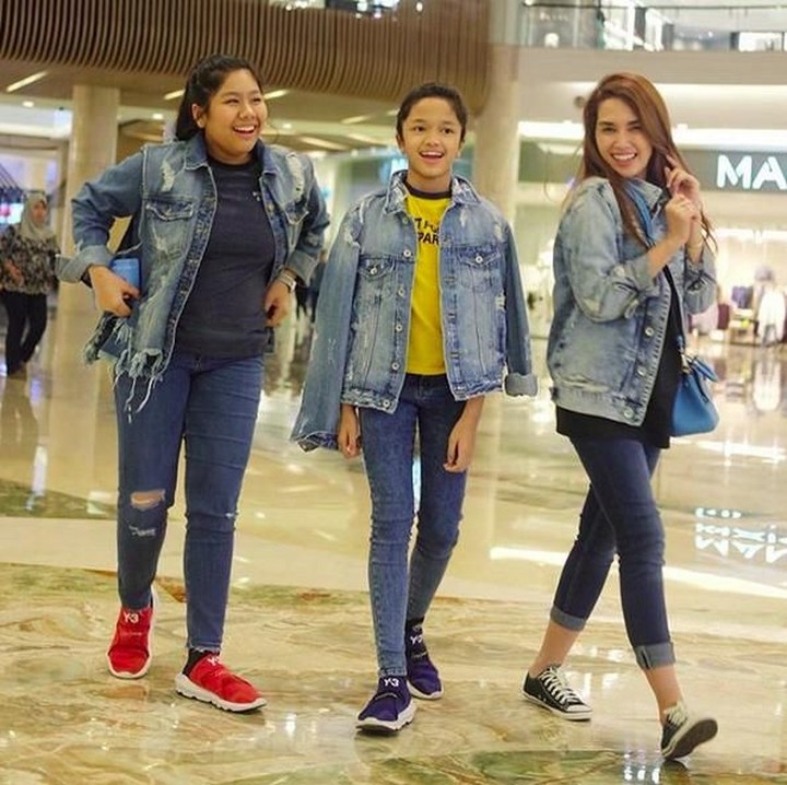<p>Kompak pakai baju yang sama dengan anak-anaknya yang masih ABG, Ussy terlihat seperti masih ABG juga kan, Bun? (Foto: (Instagram @ussypratama)</p>