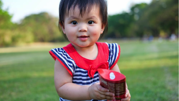 Saat ini&comma; smartphone&comma; laptop&comma; dan tablet sering dimanfaatkan oleh orang tua untuk menghibur si kecil&period;