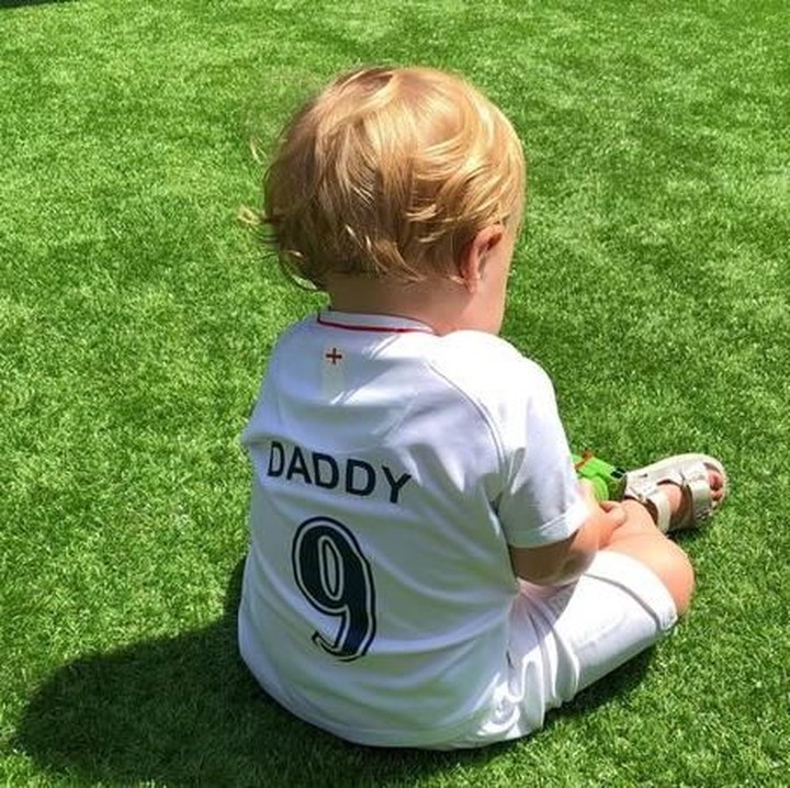 Nggak lupa, si kecil Ivy yang sebentar lagi jadi kakak pakai jersey timnas Inggris untuk mendukung ayahnya. (Foto: Instagram @katigoodersxx)