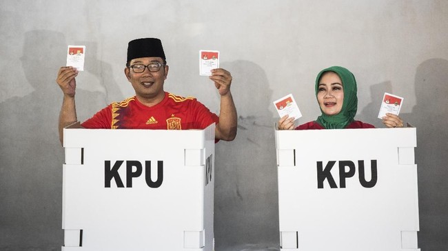 Pasangan Ridwan Kamil dan Uu Ruzhanul Ulum tercatat unggul perolehan suara Pilgub Jabar berdasar hasil sementara hitung cepat LSI, Charta Politika, dan SMRC.