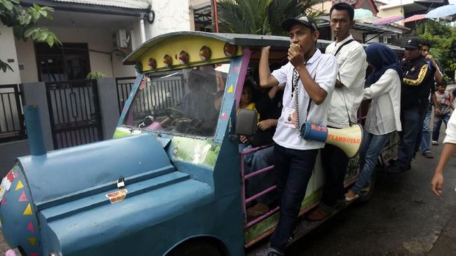Dilarang Operasi, Pemilik Odong-odong Surati Wali Kota Jaktim Komunitas Odong-odong akan mengirim surat ke Wali Kota Jaktim untuk memprotes kebijakan larangan odong-odong beroperasi di jalanan DKI Jakarta.