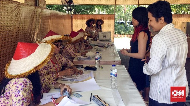 Seluruh anggota Kelompok Penyelenggara Pemungutan Suara (KPPS) di 3 TPS Surabaya mengenakan pakaian unik selama bertugas. Lokasi itu diberi nama TPS Srikandi.