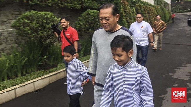 Calon Gubernur Jawa Barat dari pasangan nomor urut tiga Sudrajat menyempatkan diri berolahraga pagi bersama cucunya sebelum melakukan pencoblosan, Rabu (27/6).