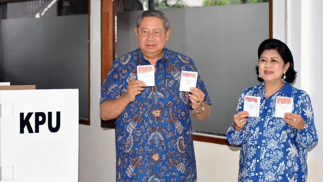 SBY bersama keluarga memantau quick count pilkada serentak 2018 di DPP Demokrat, Jakarta Pusat.