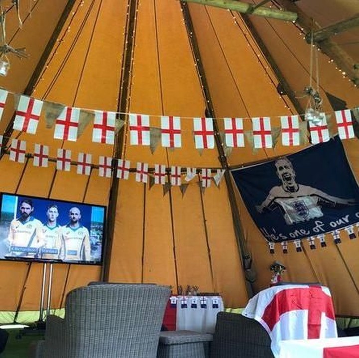 Selain di luar, di dalam tenda juga dilengkapi bendera kecil Inggris, TV dan tempat duduk. (Foto: Instagram @katigoodersxx)