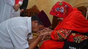 Cara Aman Sungkem Kala Lebaran di Rumah Aja