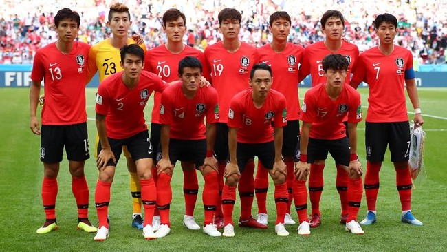 Akibat gagal melangkah ke babak fase gugur Piala Dunia 2018, skuat timnas Korea Selatan dilempari telur dan guling oleh penggemar.