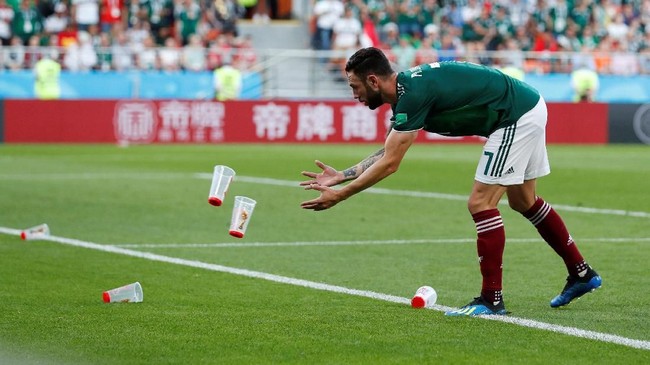 Keluarga bek timnas Meksiko Miguel Layun mendapat ancaman dari suporter Brasil usai timnya kalah 0-2 di babak 16 besar Piala Dunia 2018.
