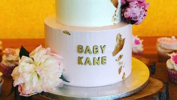 Pasangan Kapten Timnas Inggris Harry Kane, Katie Goodland merayakan baby shower dengan tema yang unik. Seru!