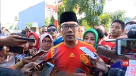 VIDEO: Ridwan Kamil Sungkeman Sebelum Nyoblos