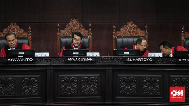 Mahkamah Konstitusi menolak gugatan Tafsir Nurchamid, eks wakil rektor UI yang tak dapat remisi karena pengajuan justice collaborator ditolak penyidik.