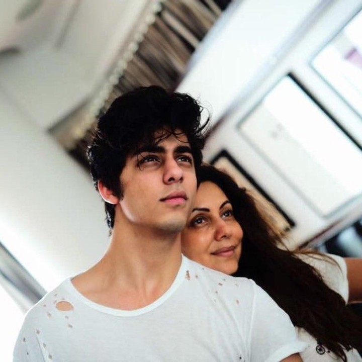 <p>Aryan Khan bersama sang bunda, Gauri Chibber. Aryan lebih mirip ayah atau bundanya ya? (Foto: Instagram)</p>