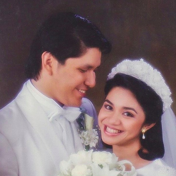 <p>Ruth Sahanaya dan Jeffry Waworuntu menikah di bulan May tahun 1994. Tahun ini, pernikahan mereka genap 24 tahun. (Foto: Instagram/@mamauthe)  </p>